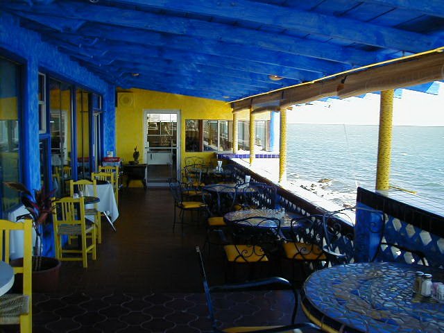 redo1999079_restaurant_balcony.jpg